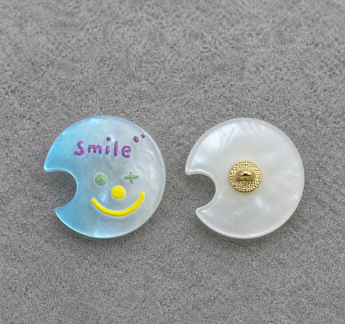 17mm Moon-Shaped Smiley Clown Resin Shank Buttons – 20pcs Blue